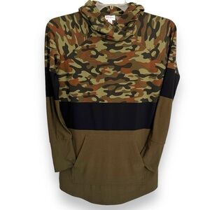 The Amber by Lularoe Size Small (6-8) Fashionable Camo Hoodie